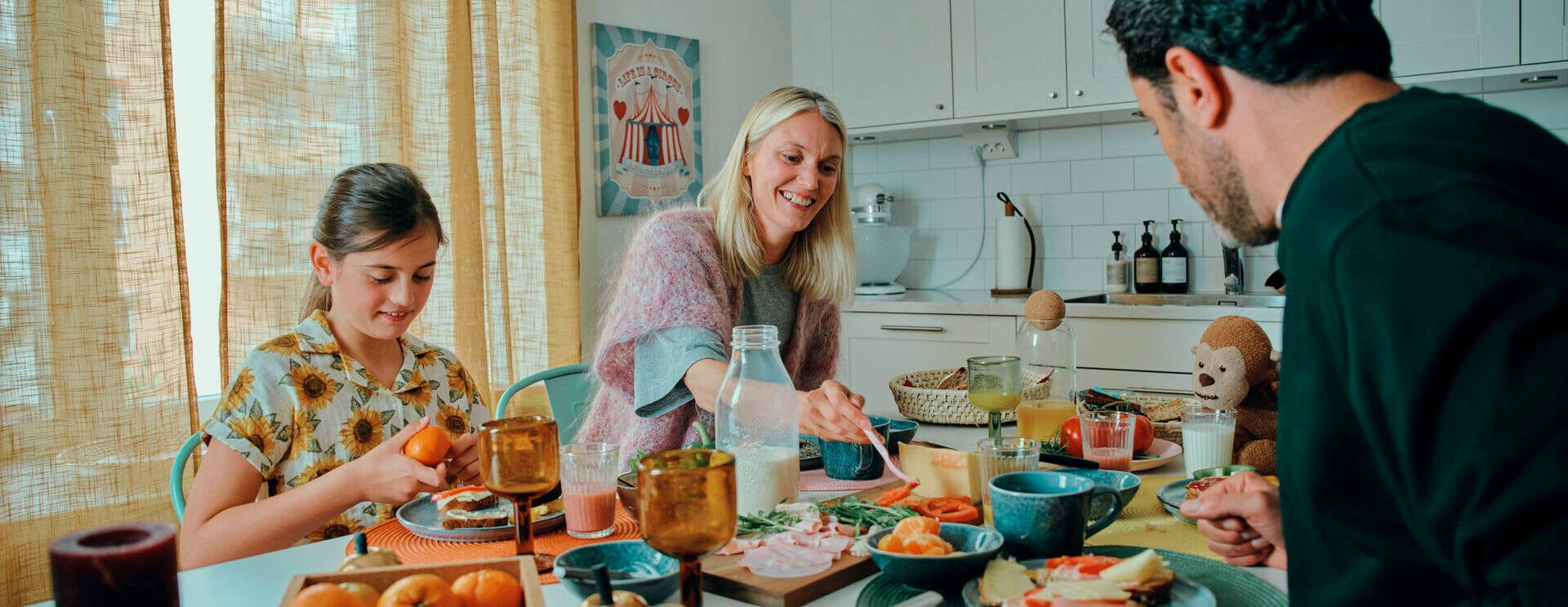 Familienfrühstück in einer modernen Küche, voller Lachen und leckerer Speisen. Gemütlich und einladend!