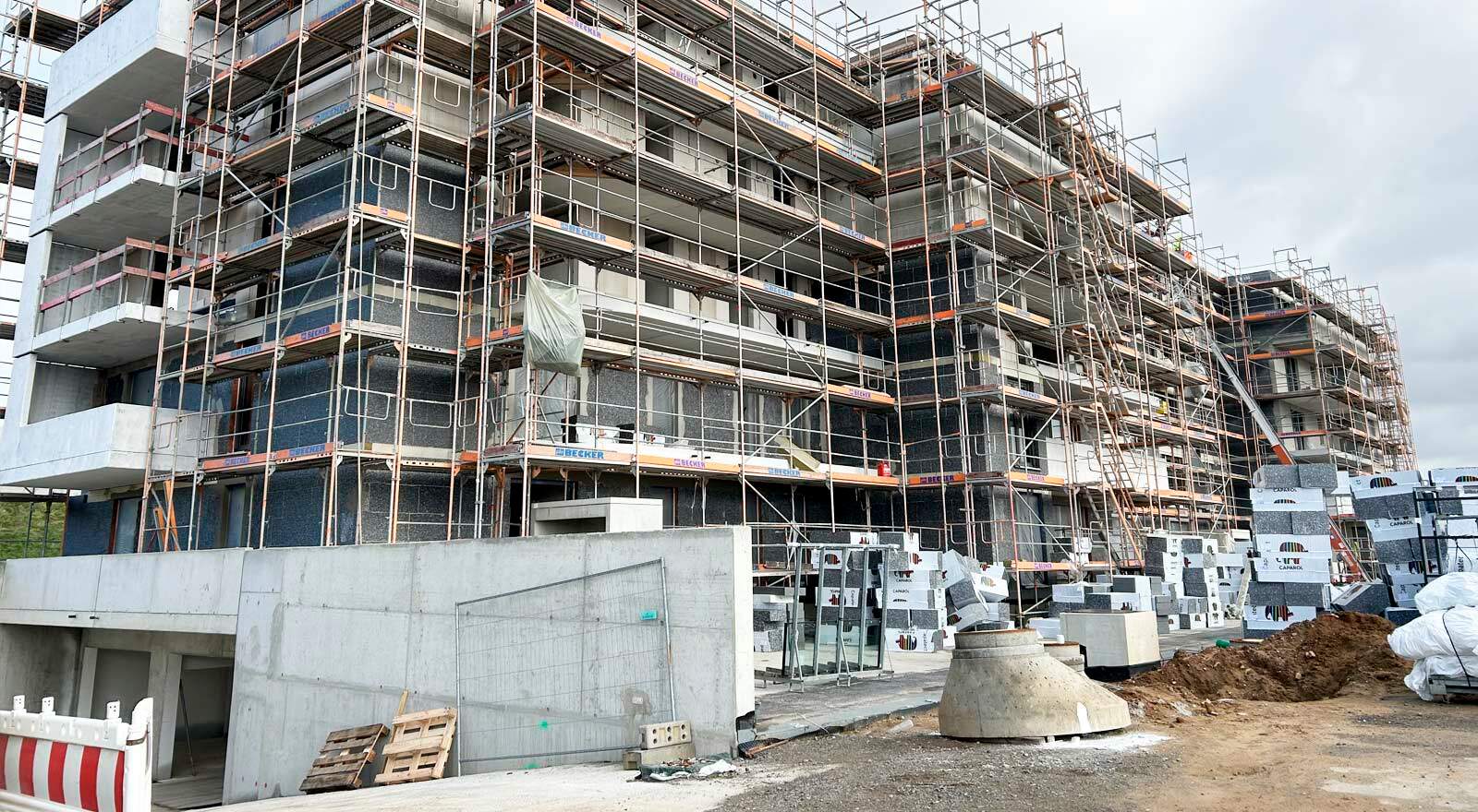 Der Bau des Mehrfamilienhauses geht weiter voran