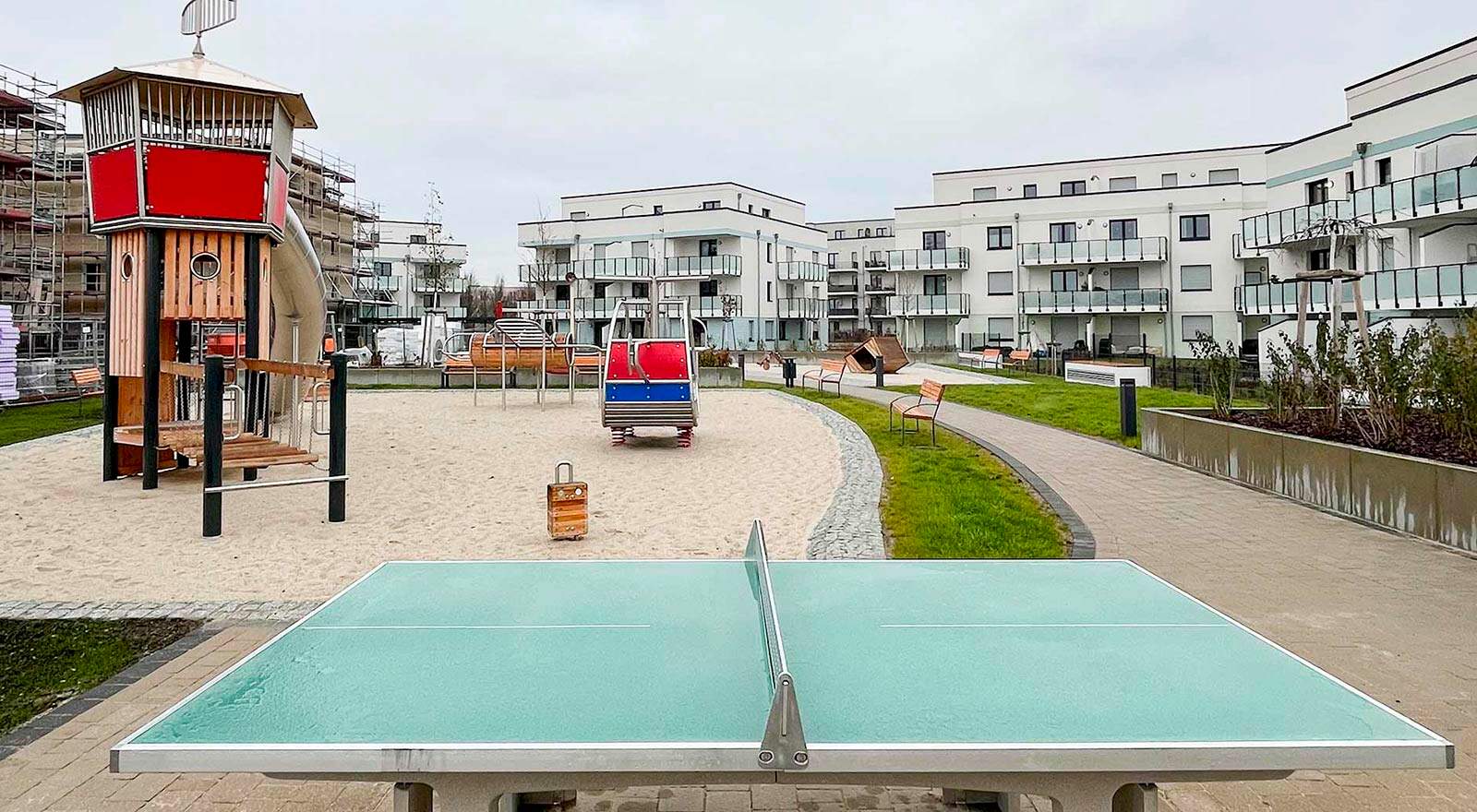 Der Innenhof mitsamt dem Spielplatz ist jetzt fertig