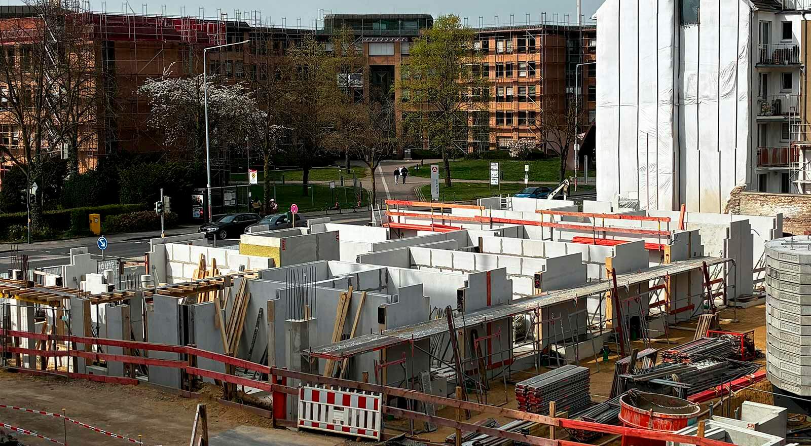 Erdgeschosswände Haus 5 und 6 nehmen Form an