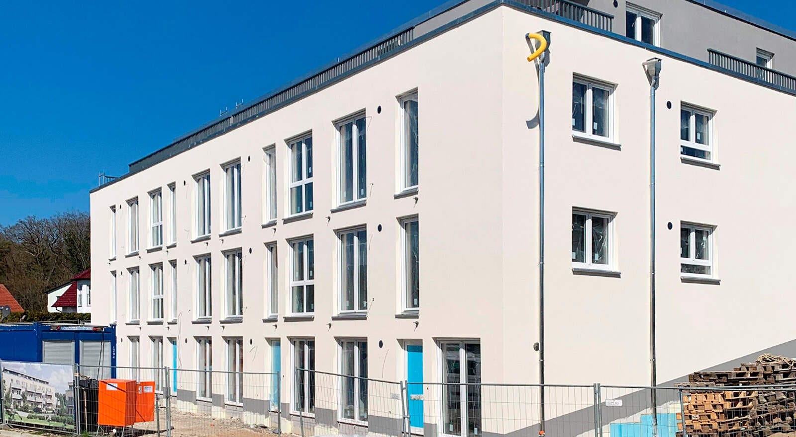 Haus B mit fertiggestellter Fassade