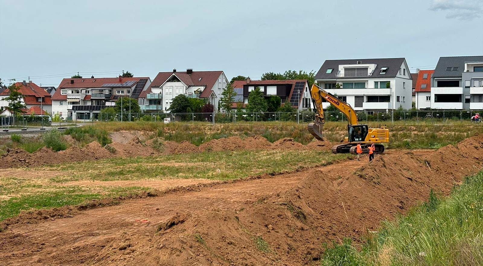 Die Bagger starten mit der Arbeit auf dem Gelände