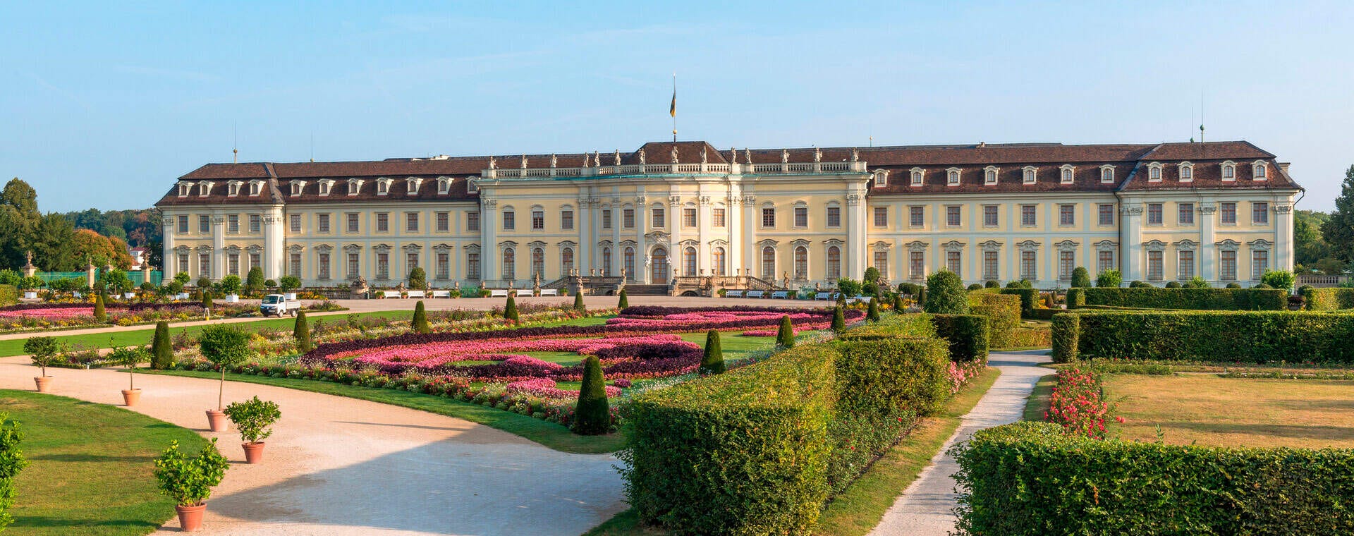 Beeindruckendes Schloss mit gepflegten Gärten. Ideal für Spaziergänge und kulturelle Erlebnisse.